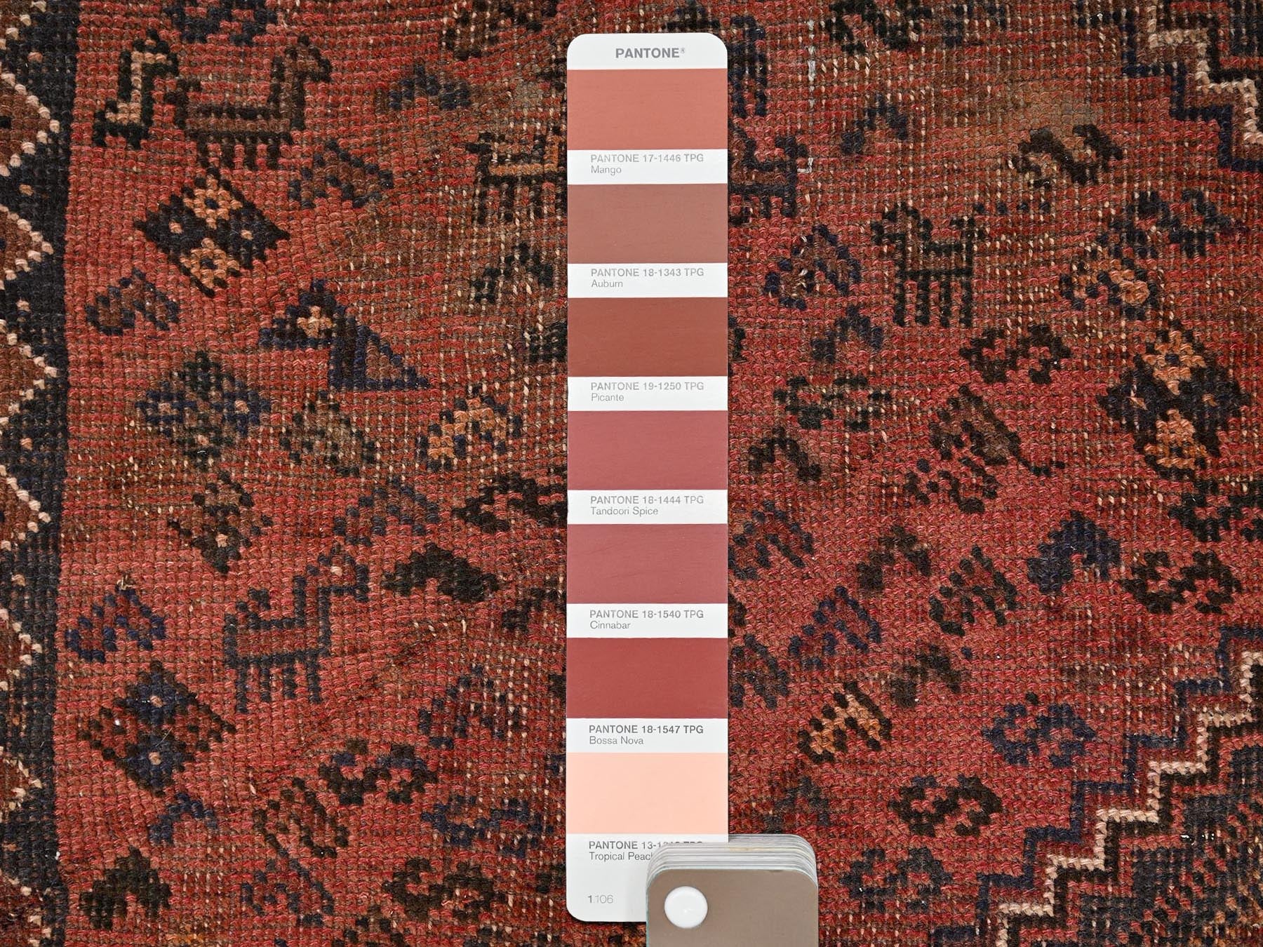 Shiraz Vintage hand-knotted wool rug in Red & Ivory, 5'1" x 6'9" — SKU O01569 (view 4)