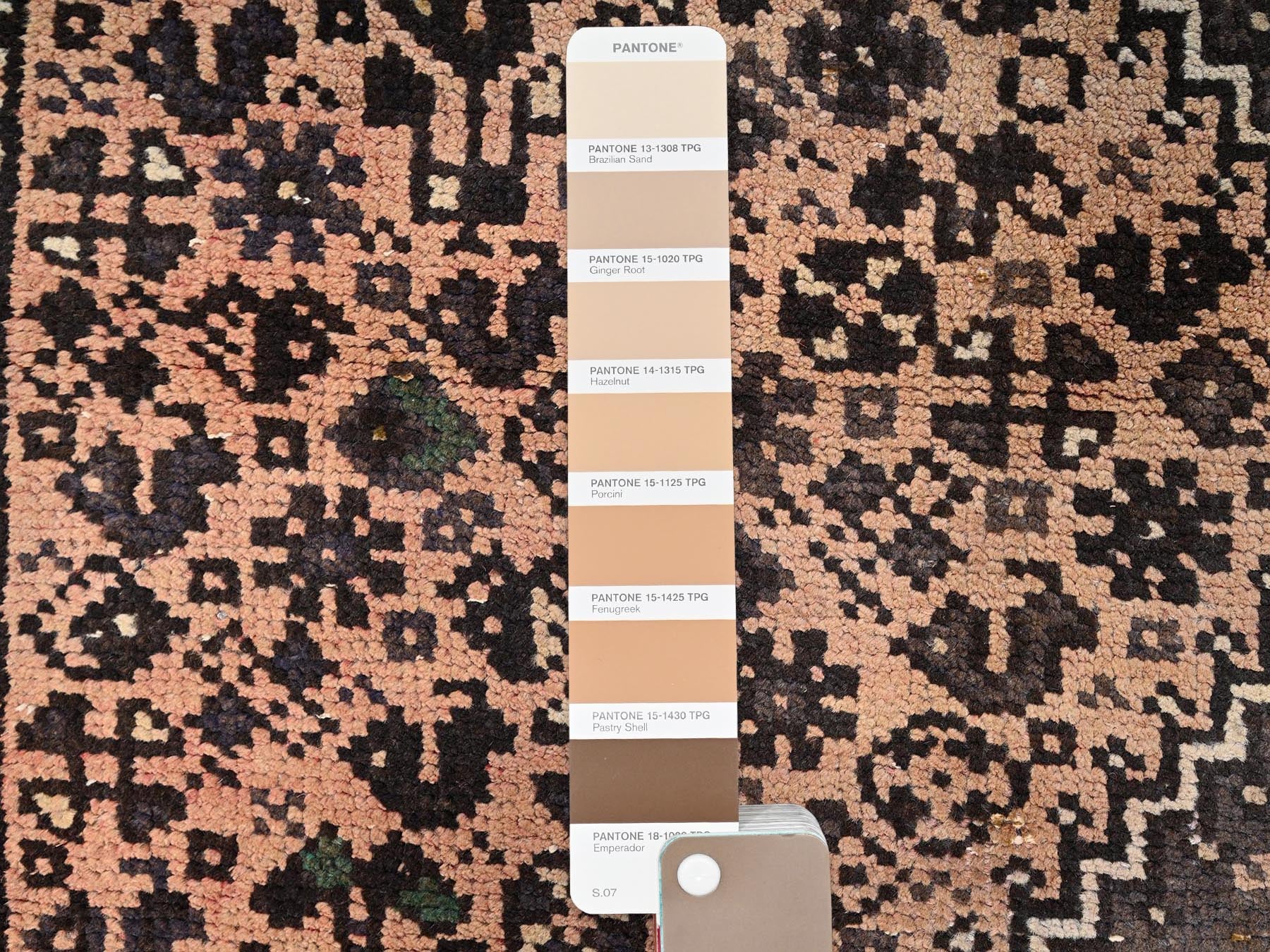 Shiraz Vintage hand-knotted wool rug in Pink & Ivory, 4'11" x 6'4" — SKU O01571 (view 4)