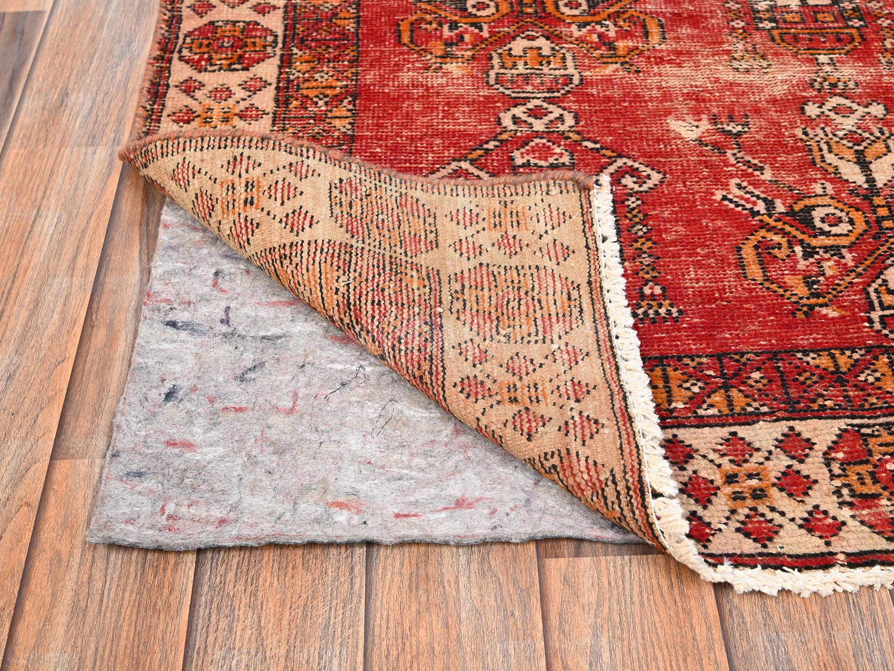 Shiraz Vintage hand-knotted wool rug in Red & Ivory, 3'8" x 6' — SKU O01705 (view 3)