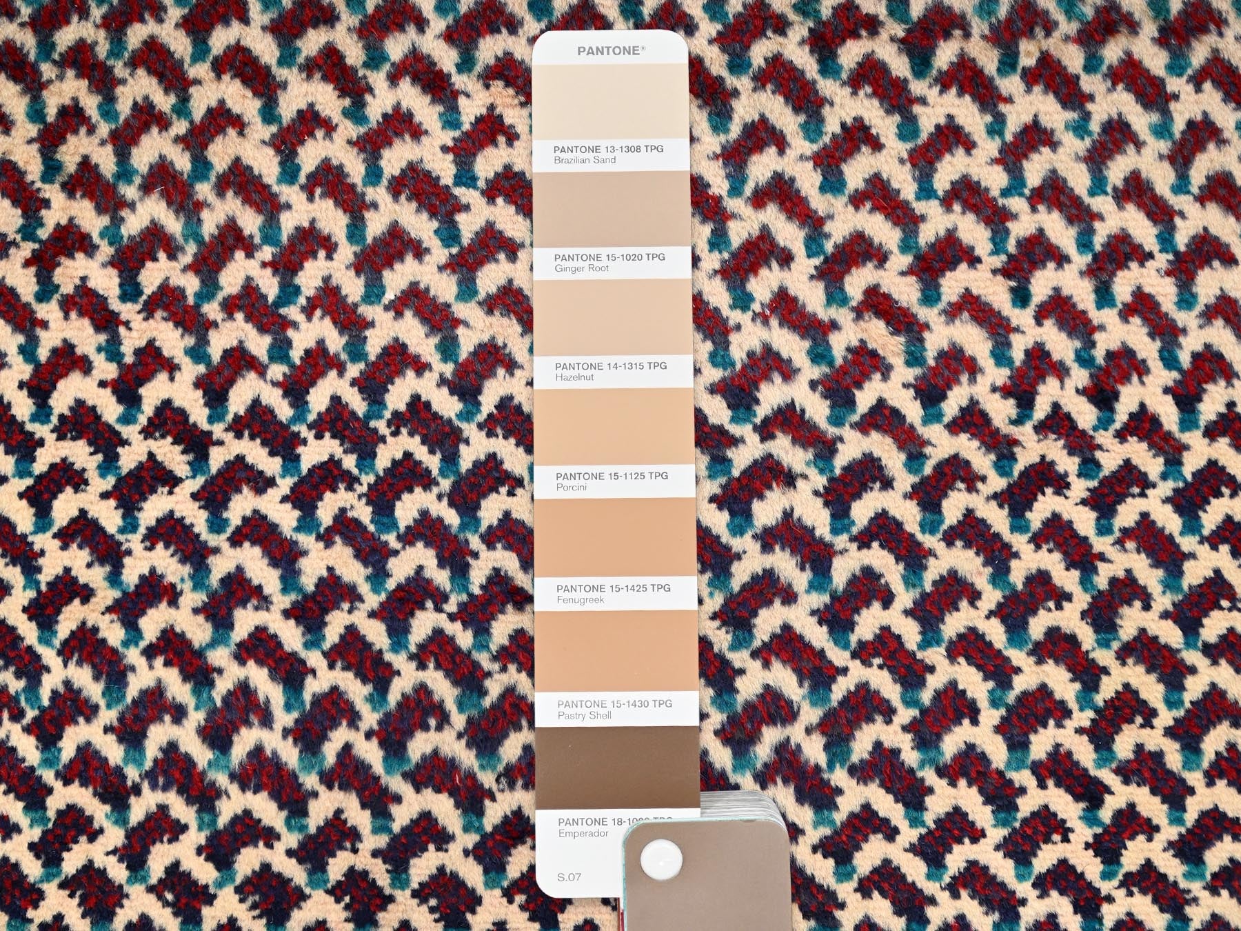Hamadan Vintage hand-knotted wool runner in Ivory & Navy Blue, 3' x 8'10" — SKU O01753 (view 4)