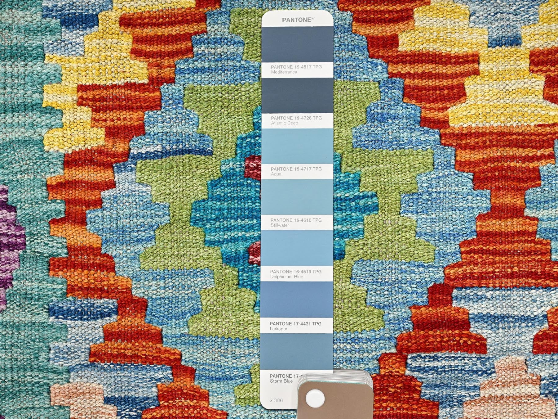 Kilim Flat-Weave hand-knotted wool runner in Multicolored, 2'9" x 8'2" — SKU O01908 (view 4)