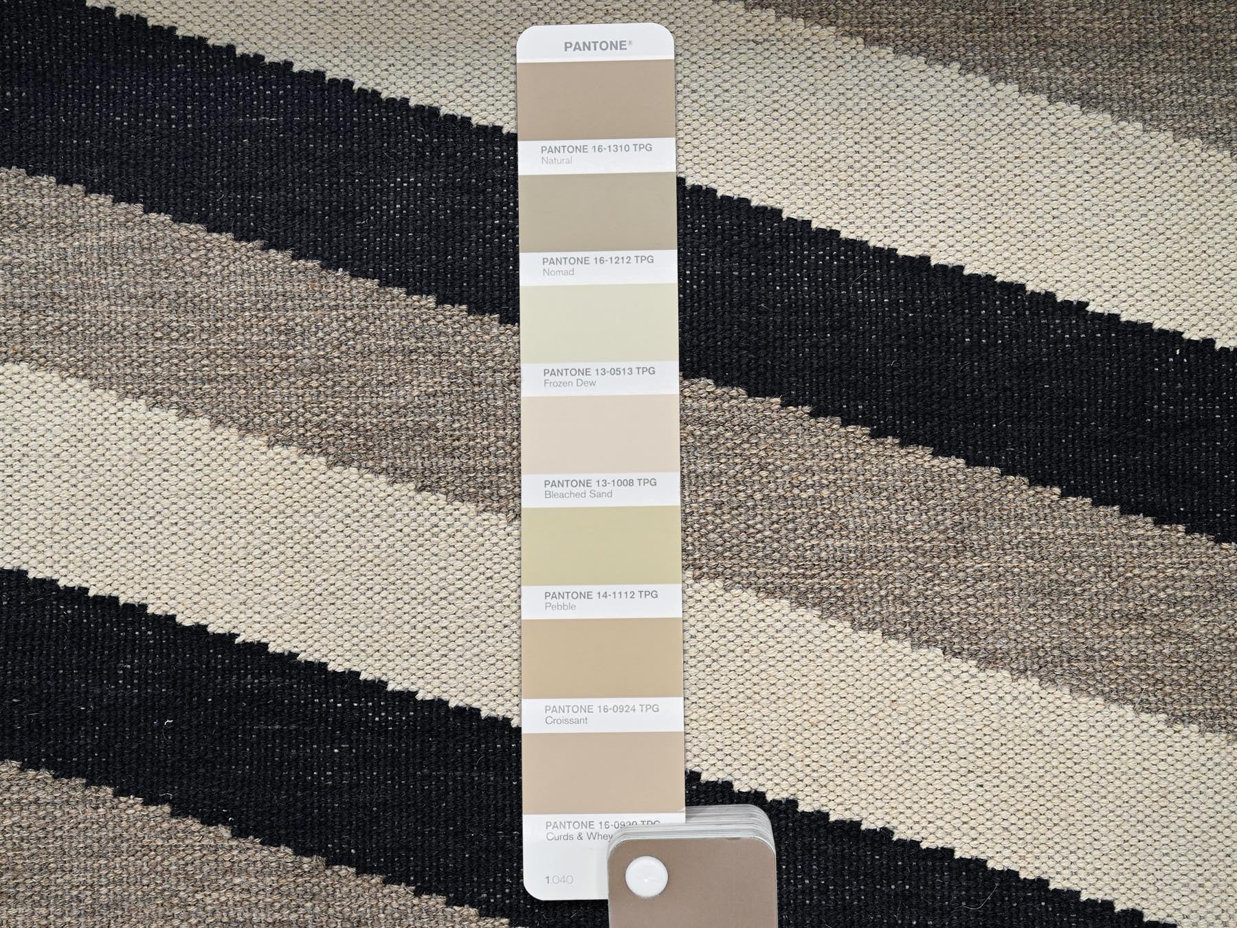 Tribal & Geometric hand-knotted wool rug in Ivory & Black, 11'11" x 14'10" — SKU O01955 (view 4)