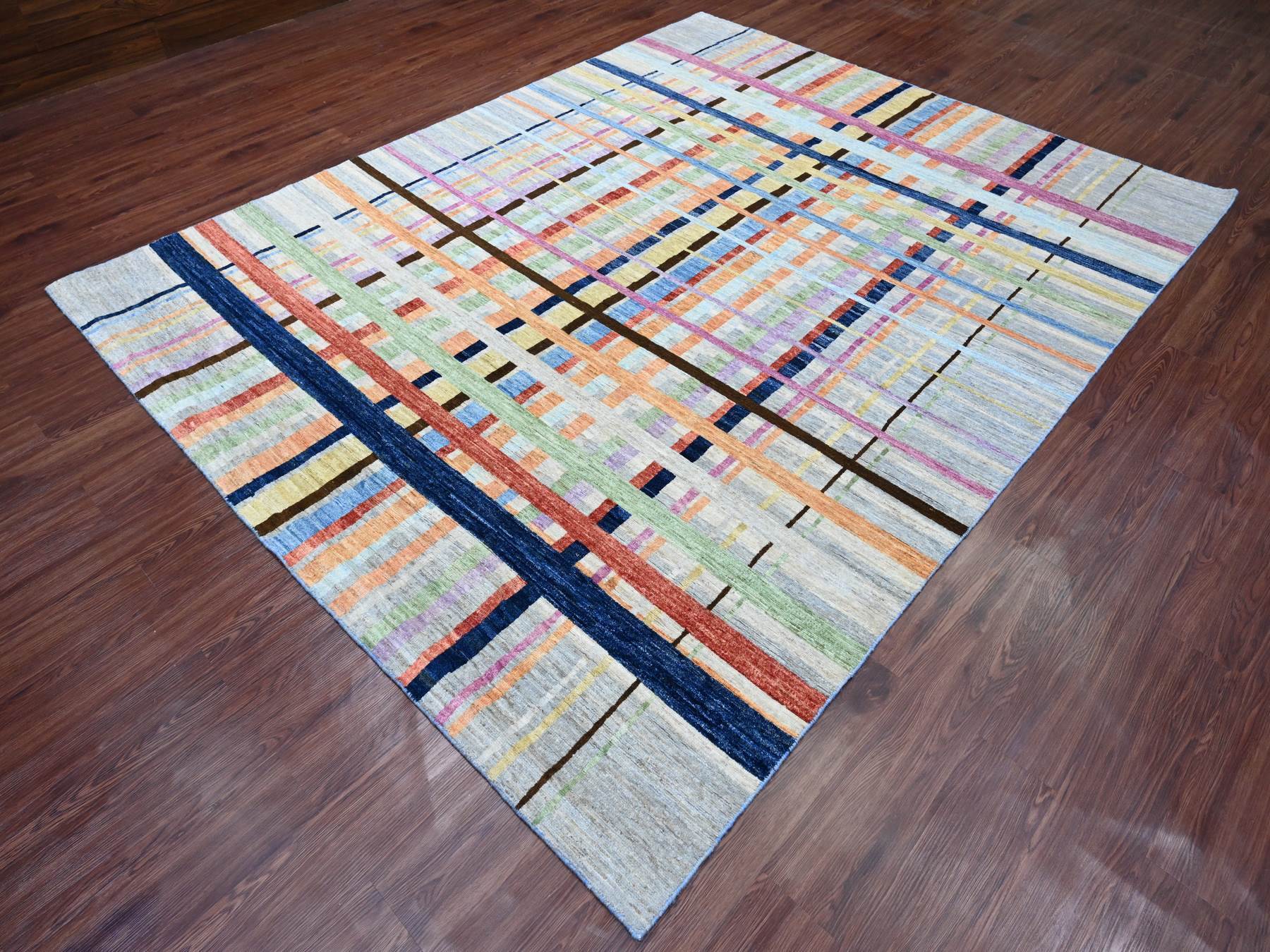 Modern / Contemporary hand-knotted wool rug in Gray, 7'10" x 9'9" — SKU O020019 (view 3)