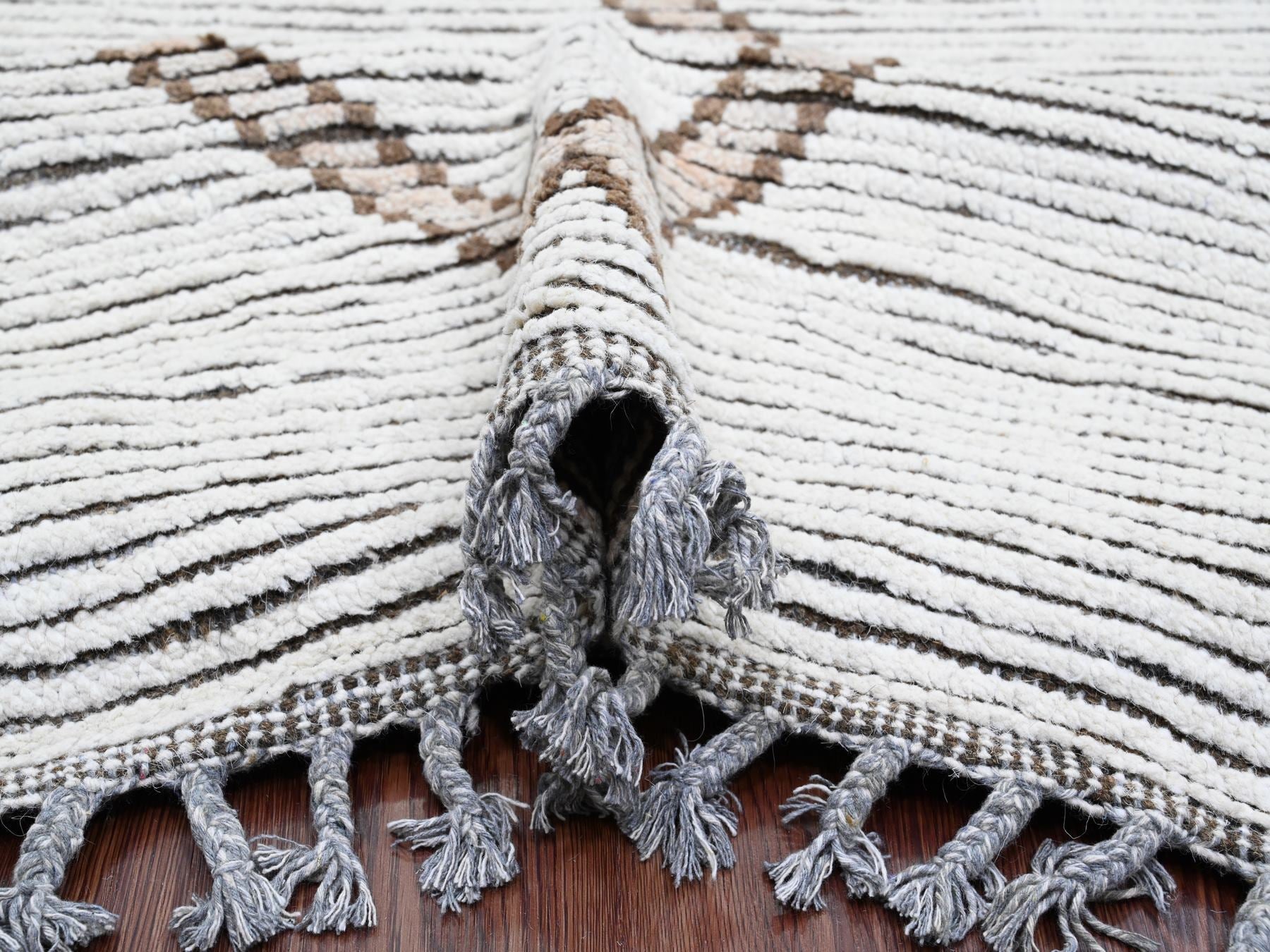Tribal & Geometric hand-knotted wool rug in Ivory, 15'9" x 23'5" — SKU O020232 (view 5)