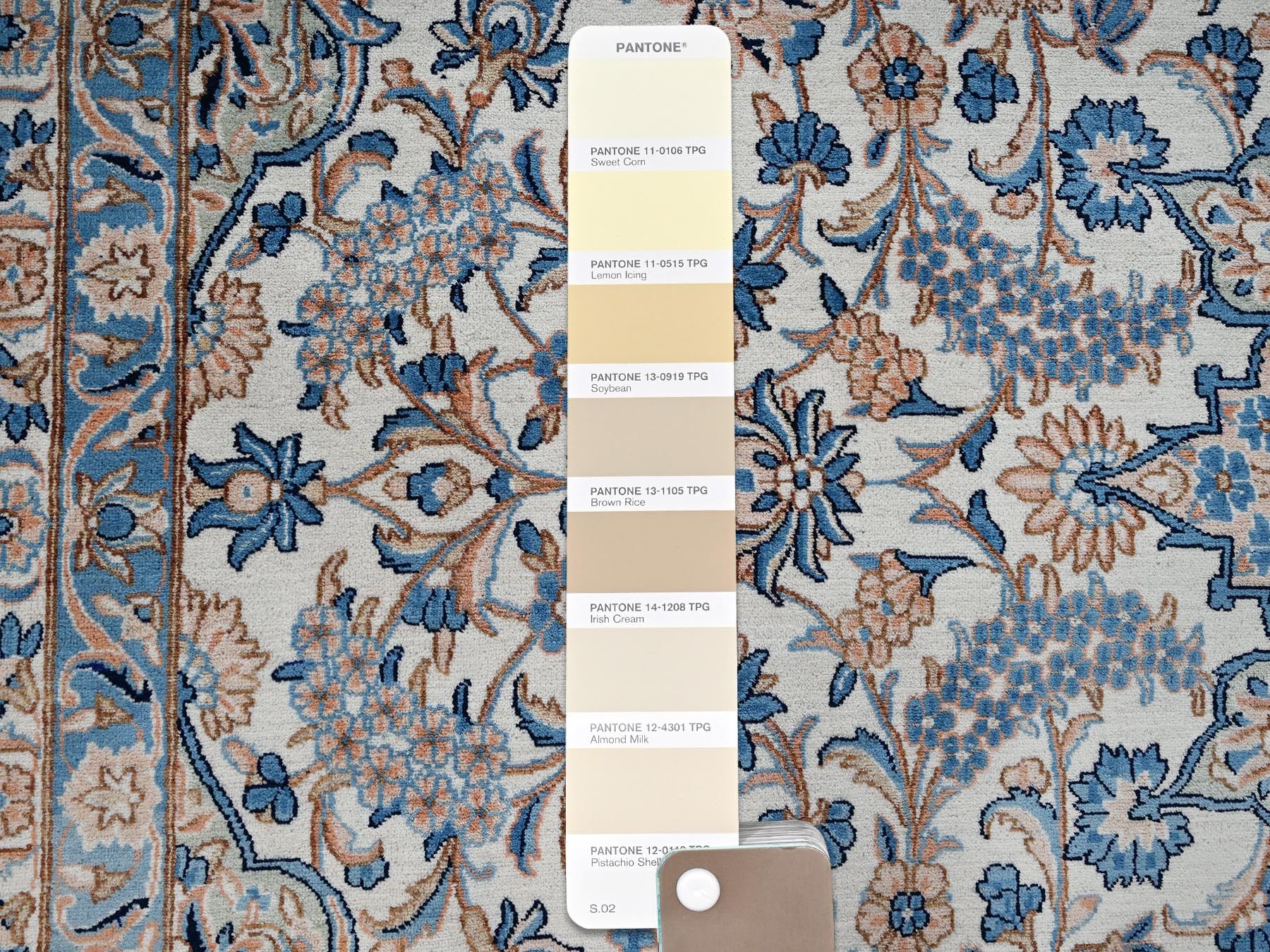 Vintage hand-knotted wool rug in Ivory & Peach, 11'6" x 16'6" — SKU O02048 (view 8)