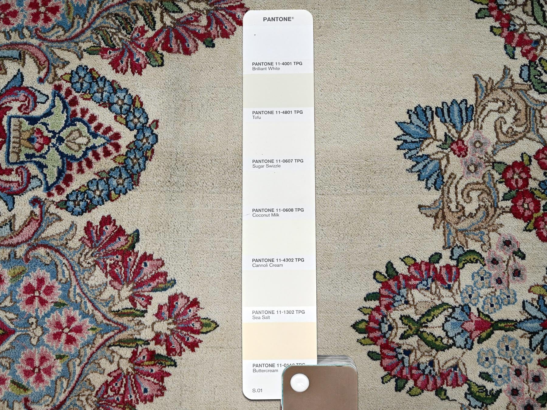 Kerman Vintage hand-knotted wool rug in Ivory, 11'8" x 13'7" — SKU O02051 (view 8)