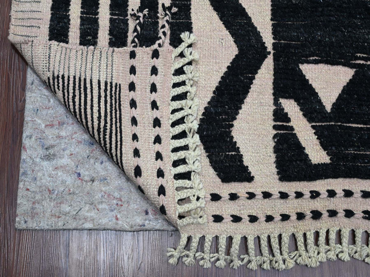 Tribal & Geometric hand-knotted wool rug in Black & Ivory, 9'4" x 12'10" — SKU O020524 (view 4)
