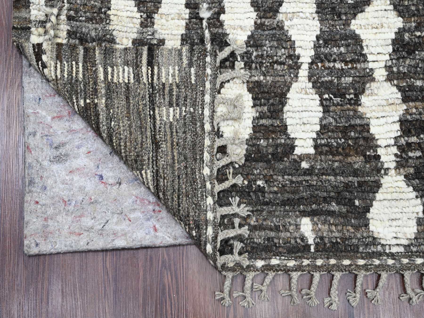 Tribal & Geometric hand-knotted wool rug in Gray, 5'6" x 8' — SKU O020546 (view 2)