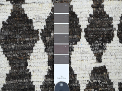 Tribal & Geometric hand-knotted wool rug in Gray, 5'6" x 8' — SKU O020546 (view 3)