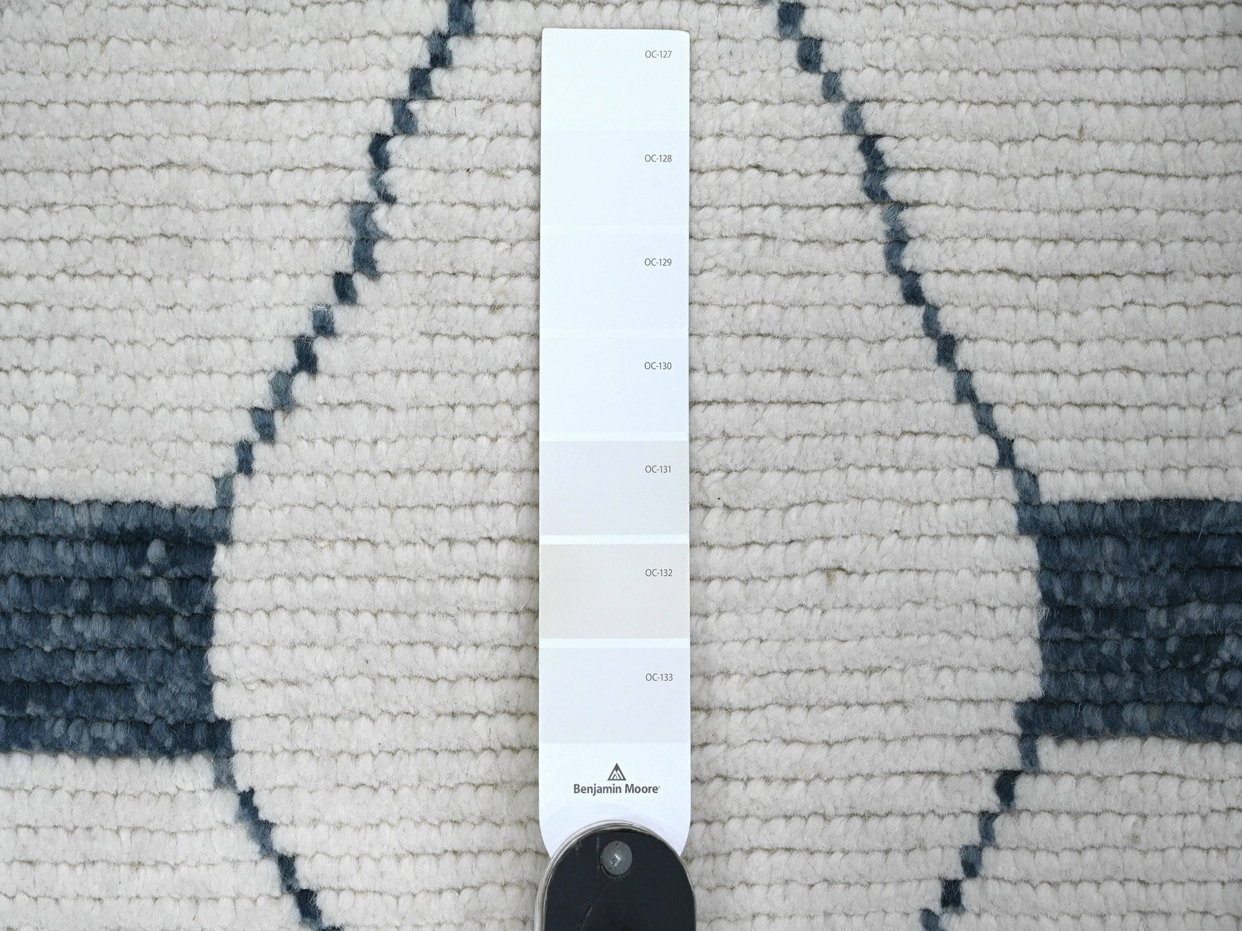 Tribal & Geometric hand-knotted wool runner in Ivory & Blue, 2'6" x 10'4" — SKU O020552 (view 3)