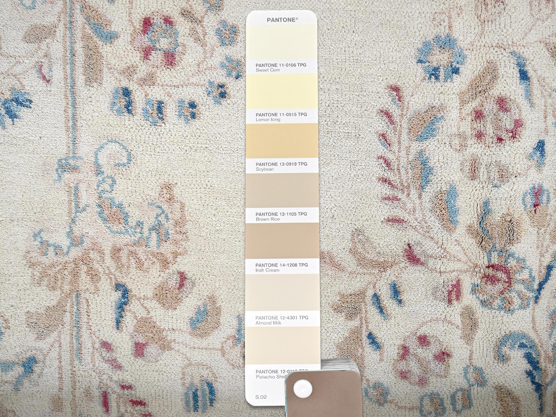 Kerman Vintage hand-knotted wool rug in Ivory & Peach, 10'8" x 19'11" — SKU O02060 (view 8)