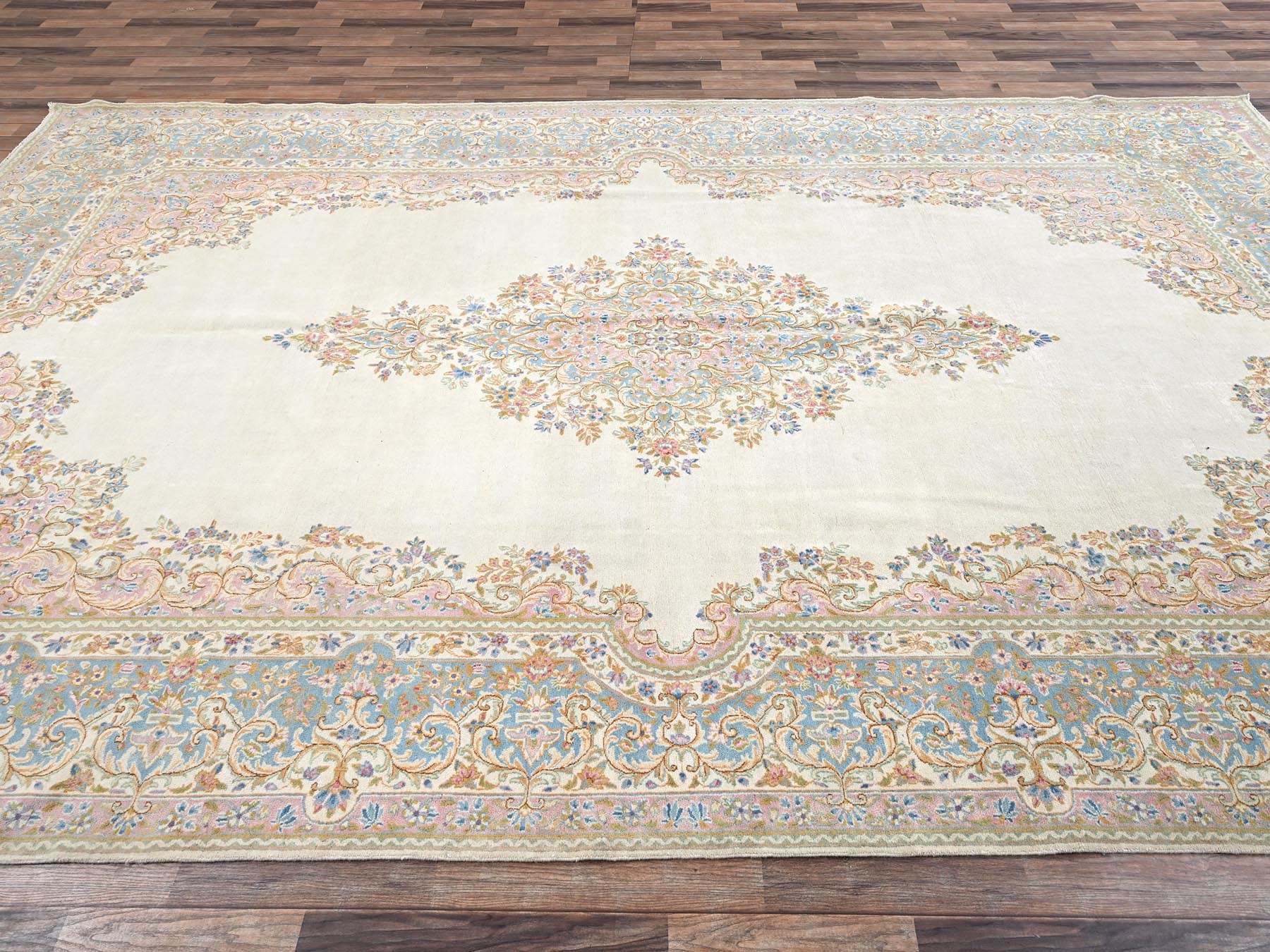 Kerman Vintage hand-knotted wool rug in Ivory & Light Blue, 8'9" x 15'2" — SKU O02067 (view 4)