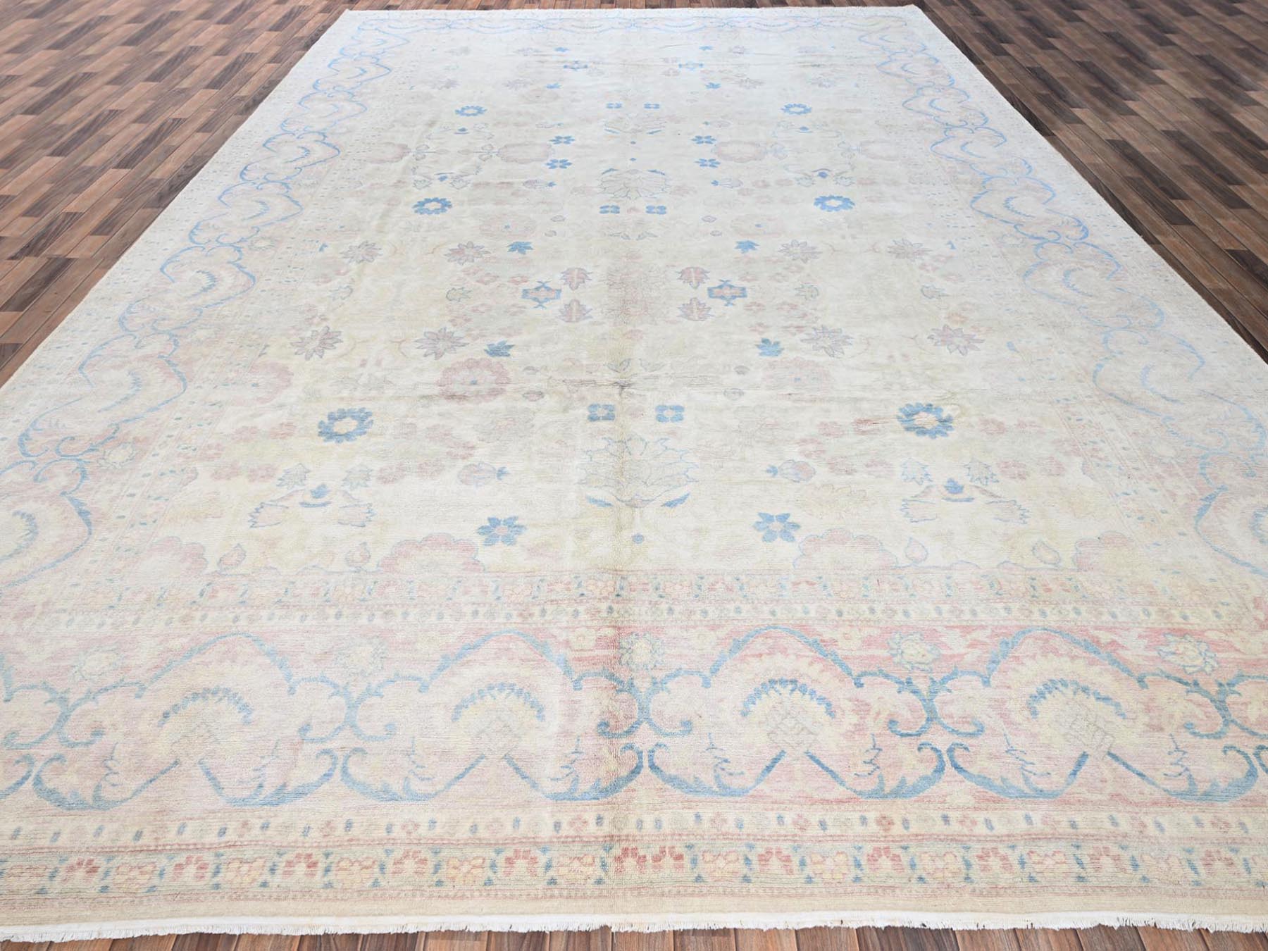 Mahal Vintage hand-knotted wool rug in Ivory & Pink, 11'11" x 17'3" — SKU O02069 (view 2)
