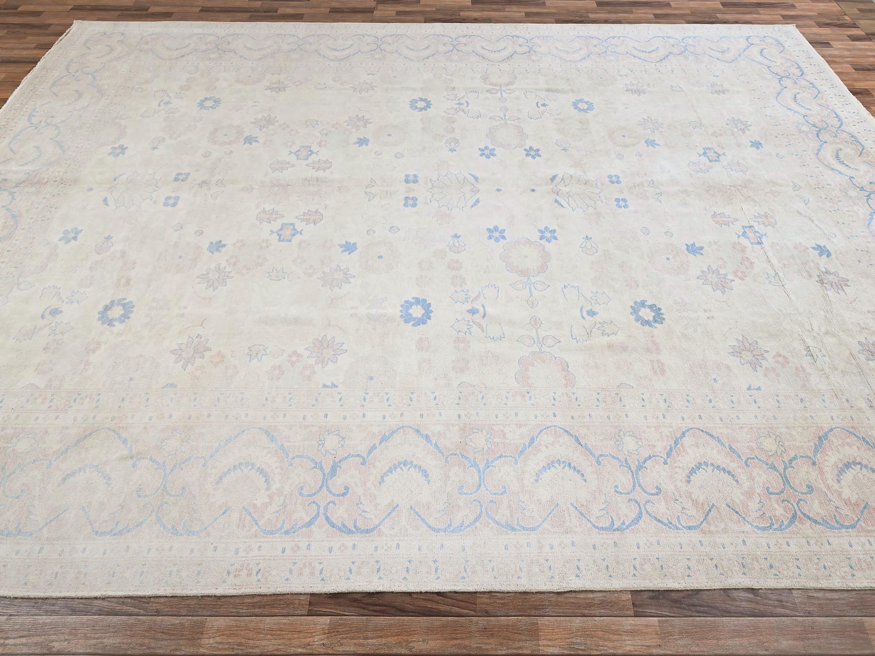 Mahal Vintage hand-knotted wool rug in Ivory & Pink, 11'11" x 17'3" — SKU O02069 (view 4)
