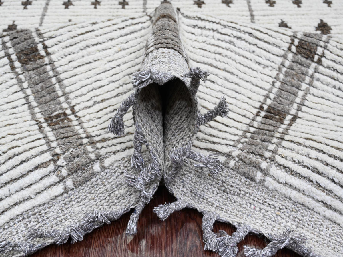 Tribal & Geometric hand-knotted wool rug in Ivory, 9'3" x 13'2" — SKU O020832 (view 5)