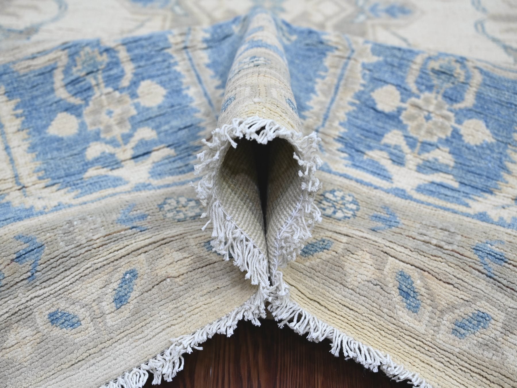 Kazak Kazak hand-knotted wool rug in Ivory & Blue, 8'8" x 11'2" — SKU O021776 (view 5)