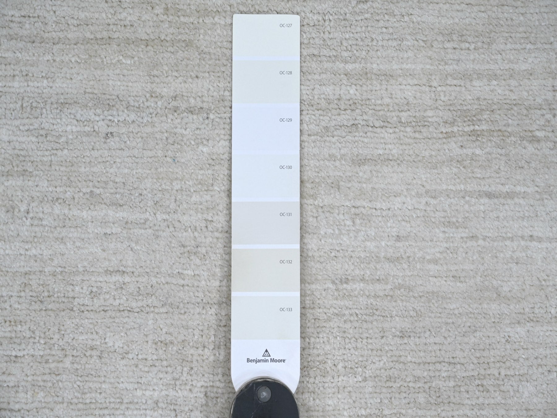 Modern / Contemporary hand-knotted wool runner in Ivory, 2'6" x 7'6" — SKU O021906 (view 3)