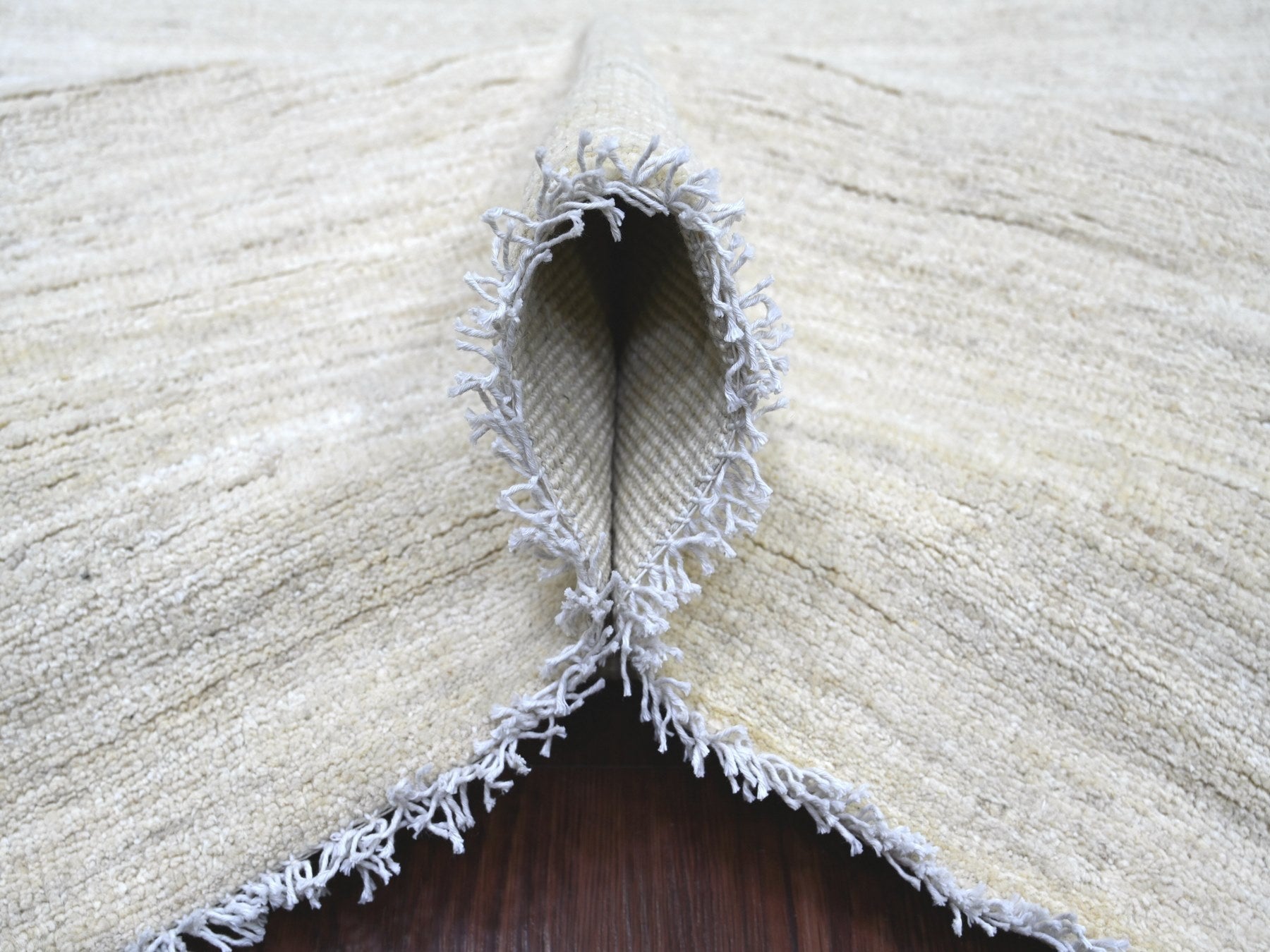 Modern / Contemporary hand-knotted wool rug in Ivory, 8'8" x 11'9" — SKU O022097 (view 5)