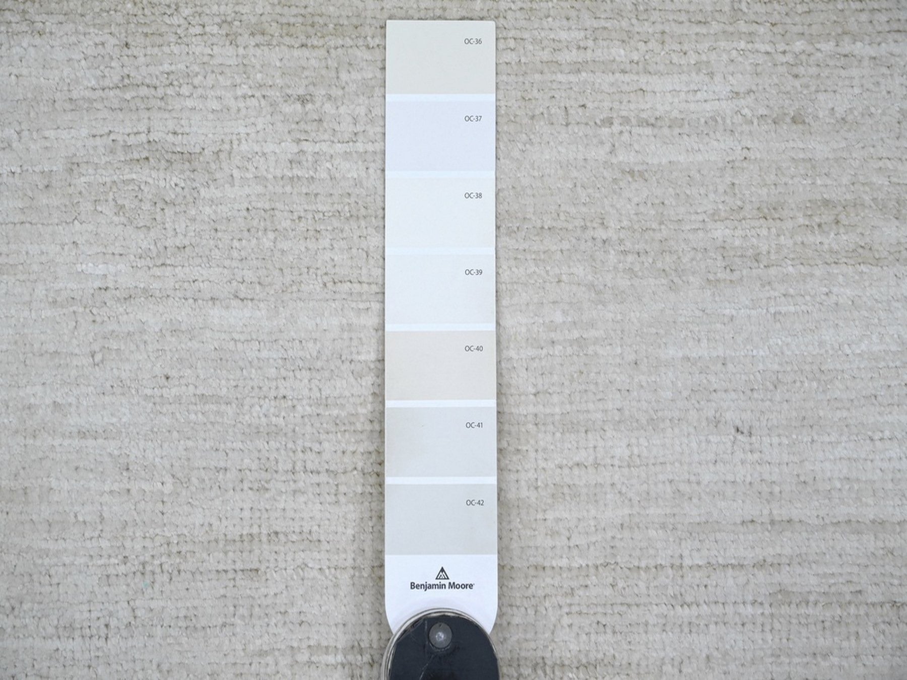 Modern / Contemporary hand-knotted wool rug in Ivory, 8'3" x 9'3" — SKU O022158 (view 7)