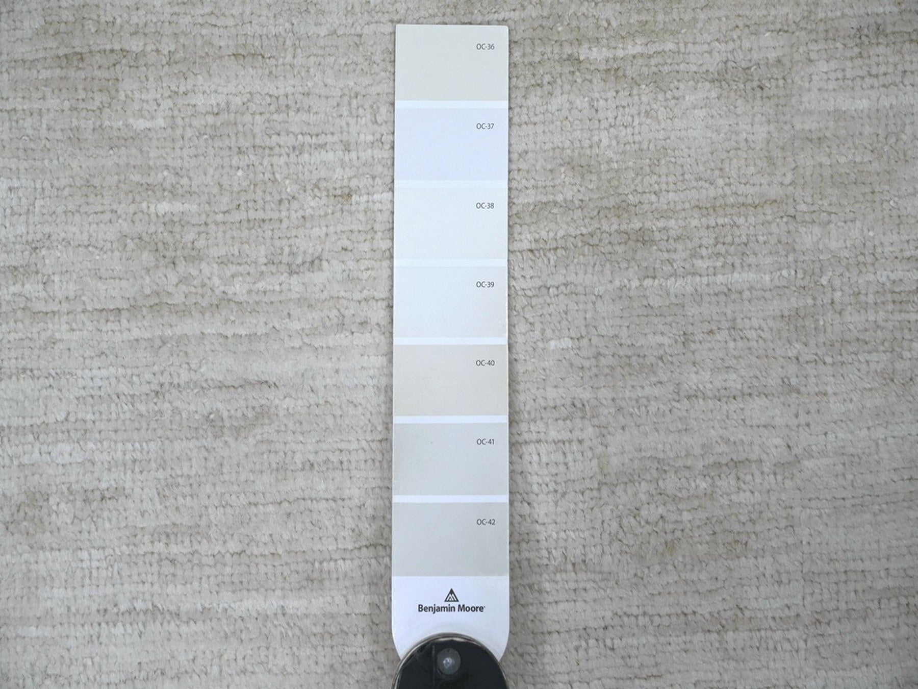 Modern / Contemporary hand-knotted wool rug in Ivory, 3'10" x 5'7" — SKU O022499 (view 3)