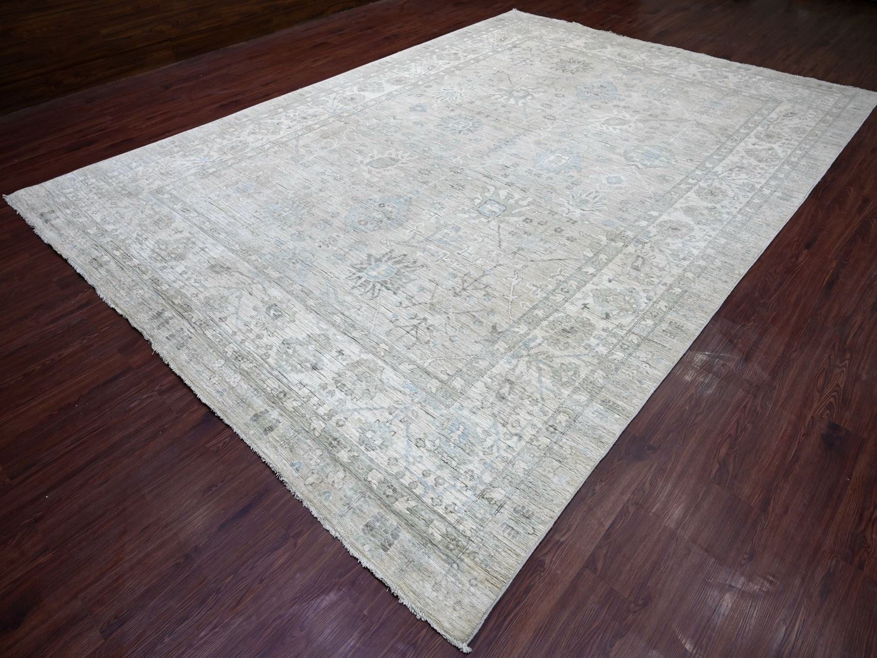 Mahal Oushak hand-knotted wool rug in Gray & Ivory, 9'10" x 13'11" — SKU O022859 (view 3)