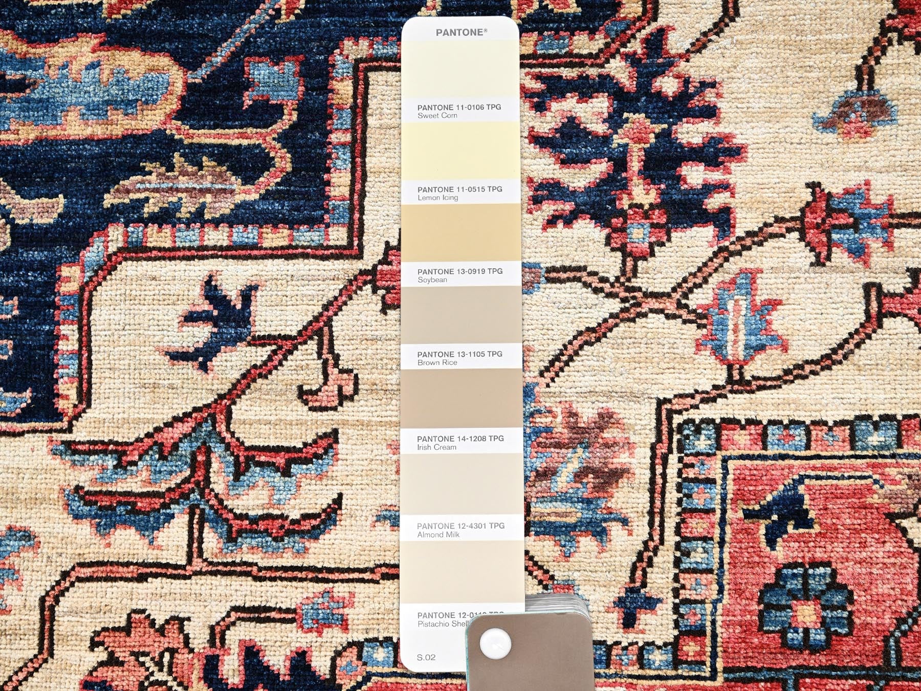 Heriz Heriz hand-knotted wool rug in Ivory & Blue, 8'1" x 9'10" — SKU O02352 (view 8)