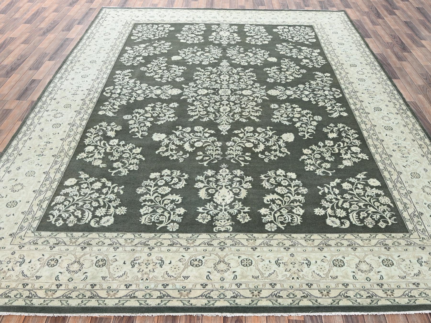 Sarouk Vintage hand-knotted wool rug in Green & Ivory, 9'8" x 14'2" — SKU O02529 (view 2)
