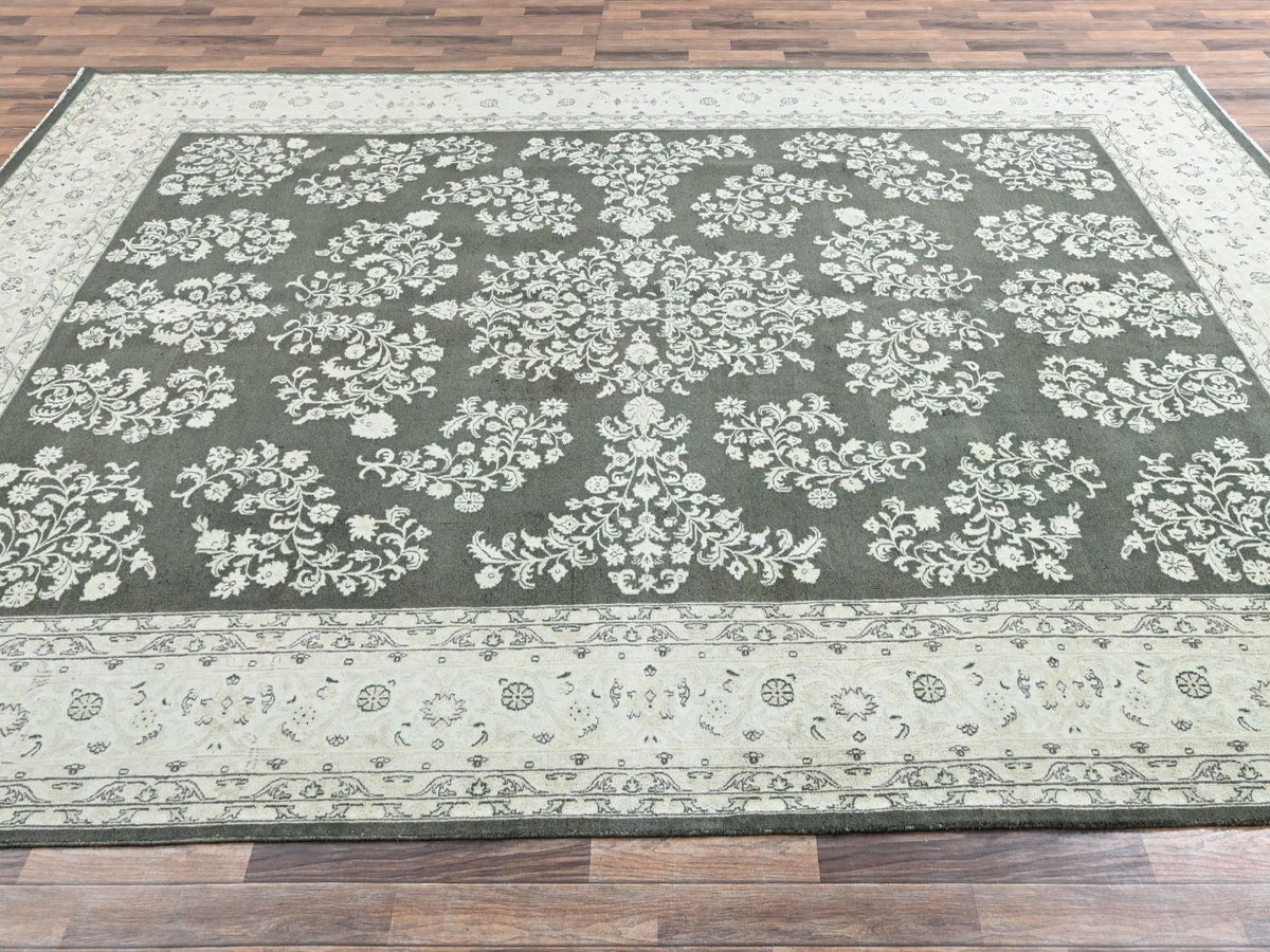 Sarouk Vintage hand-knotted wool rug in Green & Ivory, 9'8" x 14'2" — SKU O02529 (view 4)