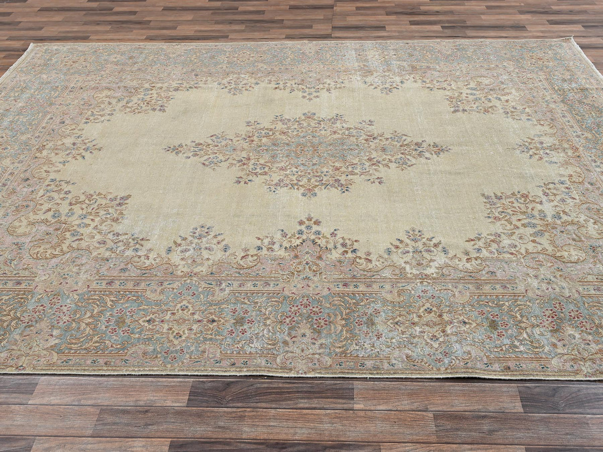 Kerman Vintage hand-knotted wool rug in Ivory & Light Blue, 8'7" x 11'10" — SKU O02539 (view 4)