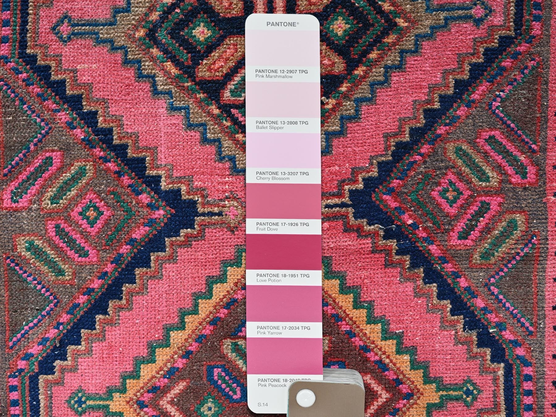 Hamadan Vintage hand-knotted wool runner in Pink & Beige, 2'8" x 10'4" — SKU O02616 (view 4)