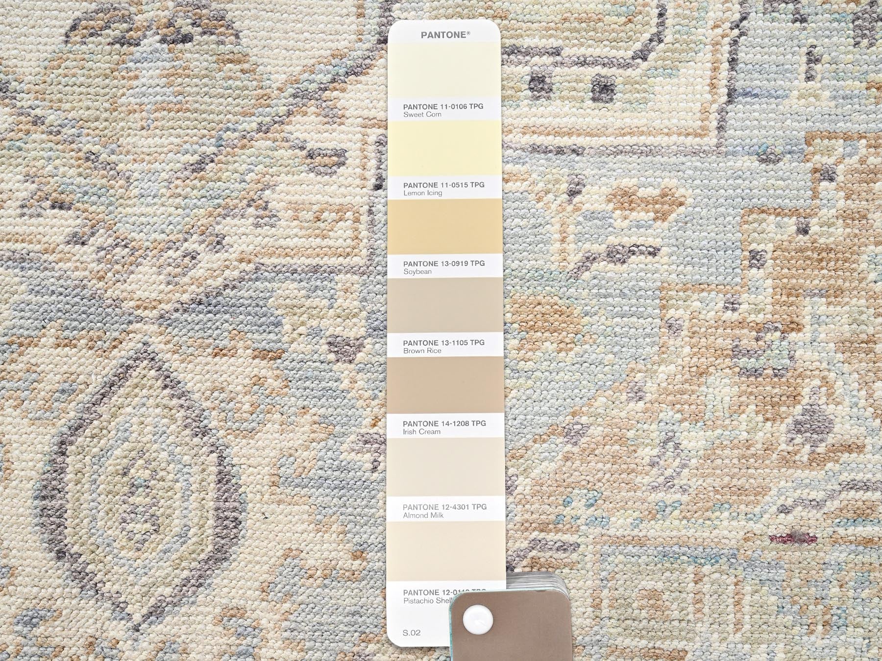 Heriz Tribal & Geometric hand-knotted wool rug in Gray & Ivory, 4'9" x 7' — SKU O02802 (view 4)