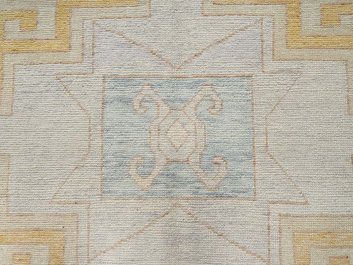 Oushak hand-knotted wool rug in Ivory & Light Blue, 9'7" x 13'11" — SKU O02806 (view 9)