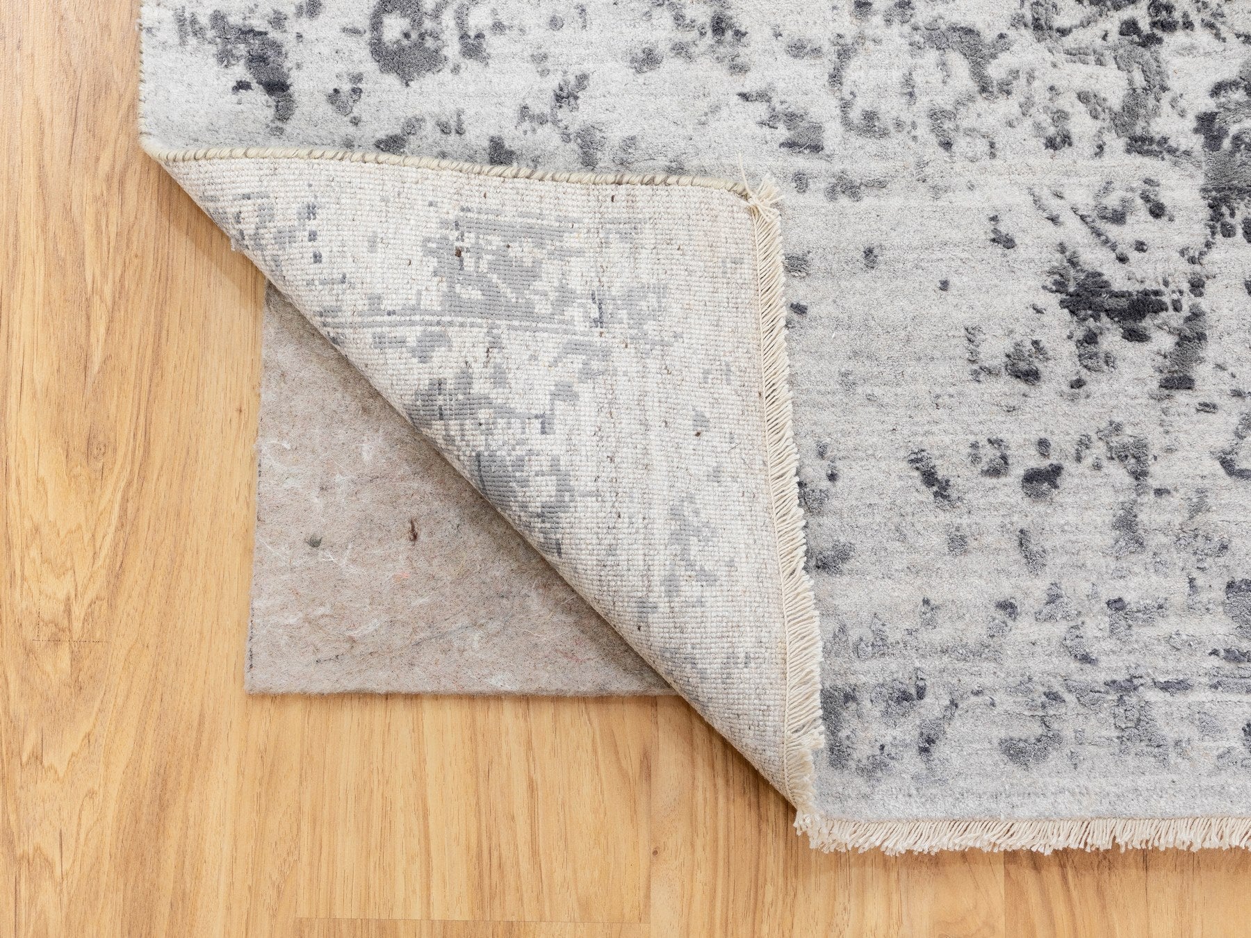 Transitional hand-knotted wool/pure silk rug in Gray, 6' x 9'2" — SKU O058423 (view 5)