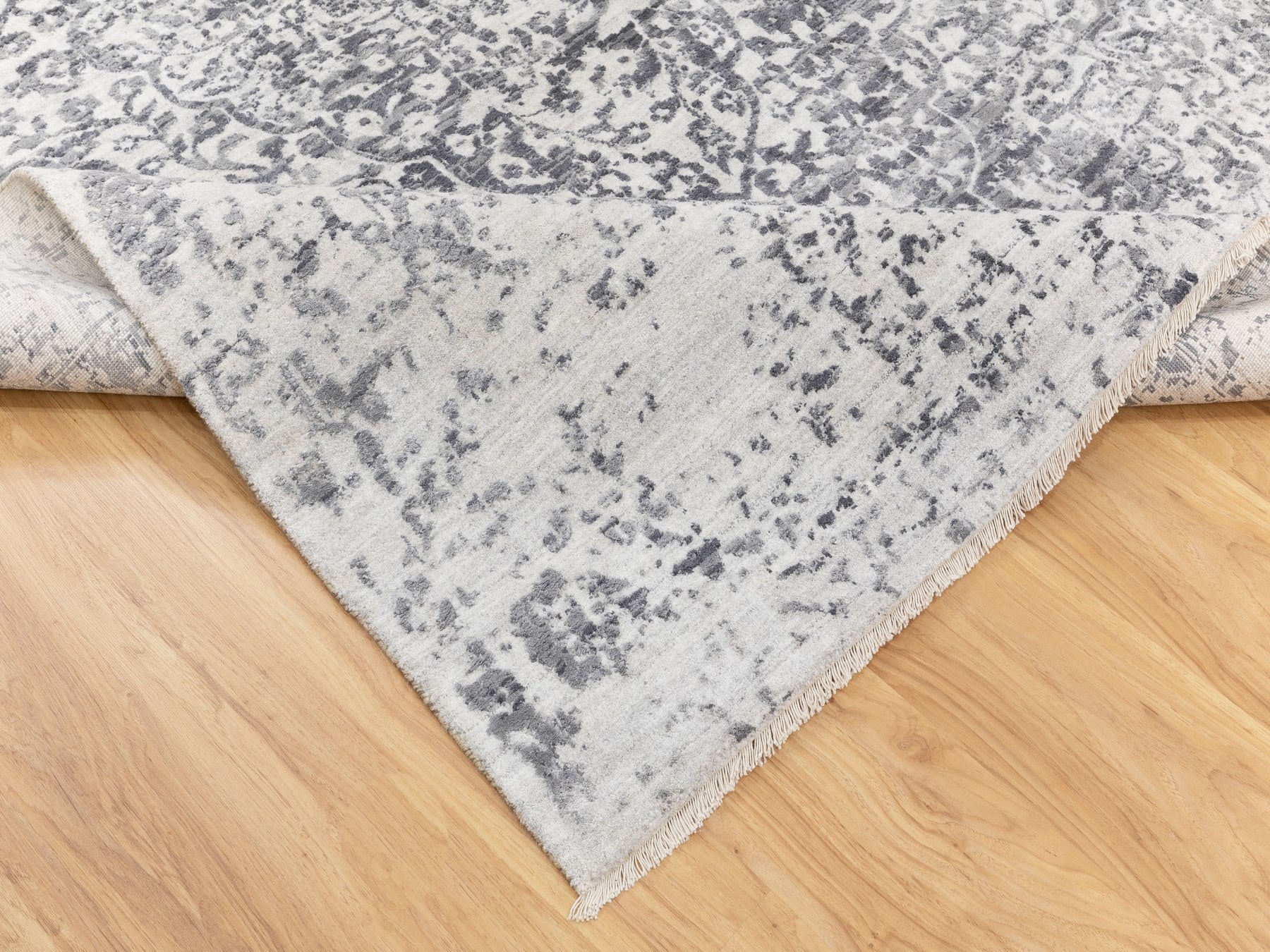 Transitional hand-knotted wool/pure silk rug in Gray, 6' x 9'2" — SKU O058423 (view 7)