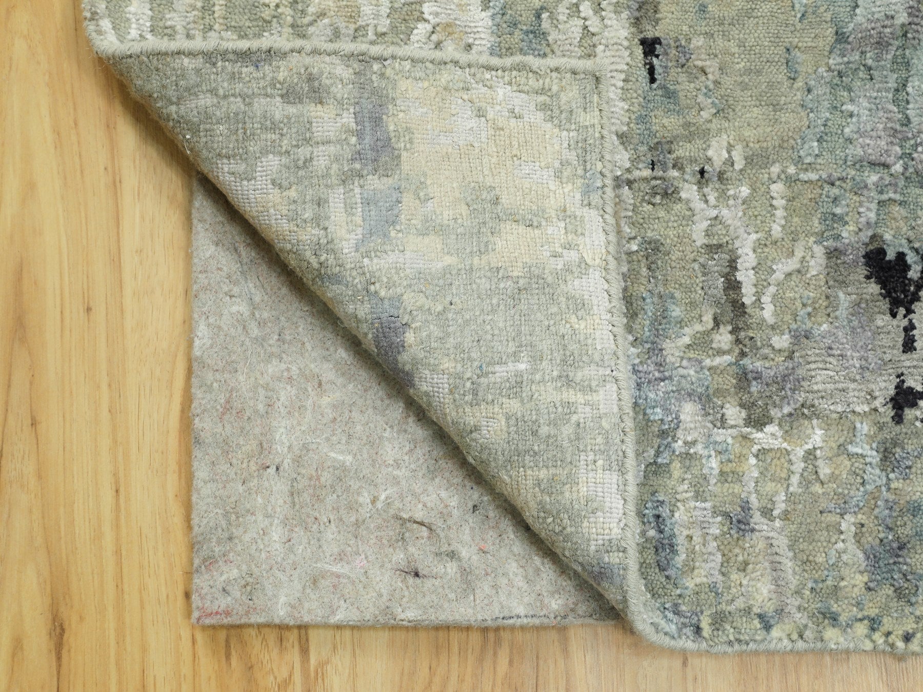 Modern / Contemporary hand-knotted wool/silk runner in Beige, 2'8" x 7'10" — SKU O058876 (view 3)