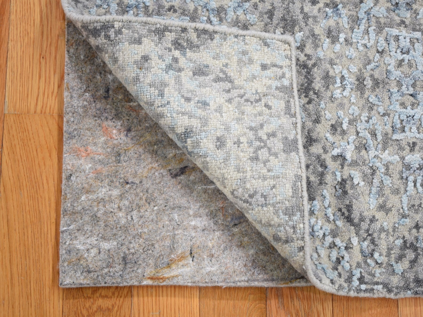 Modern / Contemporary hand-knotted wool/silk rug in Gray, 2' x 3' — SKU O059130 (view 2)