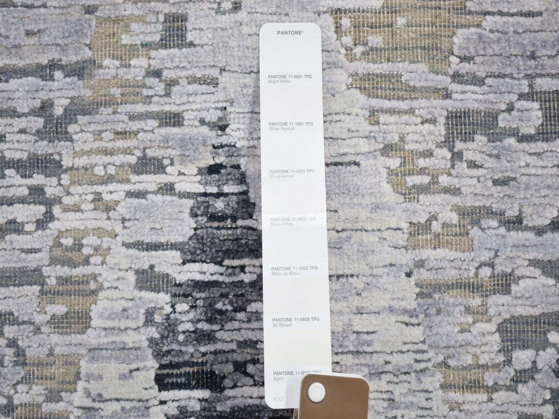 Modern / Contemporary hand-knotted wool/silk rug in Ivory, 11'10" x 15'2" — SKU O059268 (view 7)