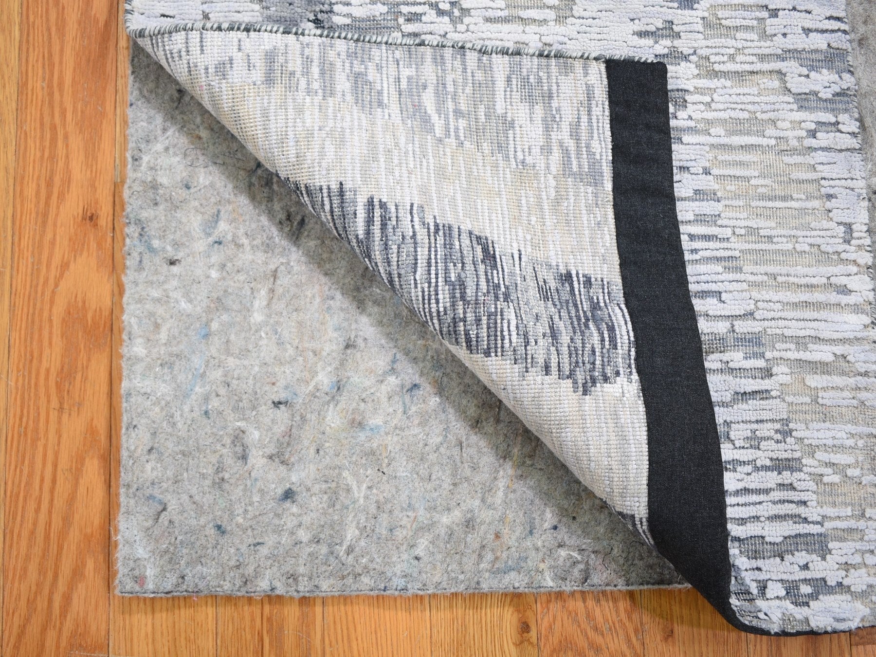 Modern / Contemporary hand-knotted wool/silk rug in Ivory, 2' x 3'1" — SKU O059278 (view 2)