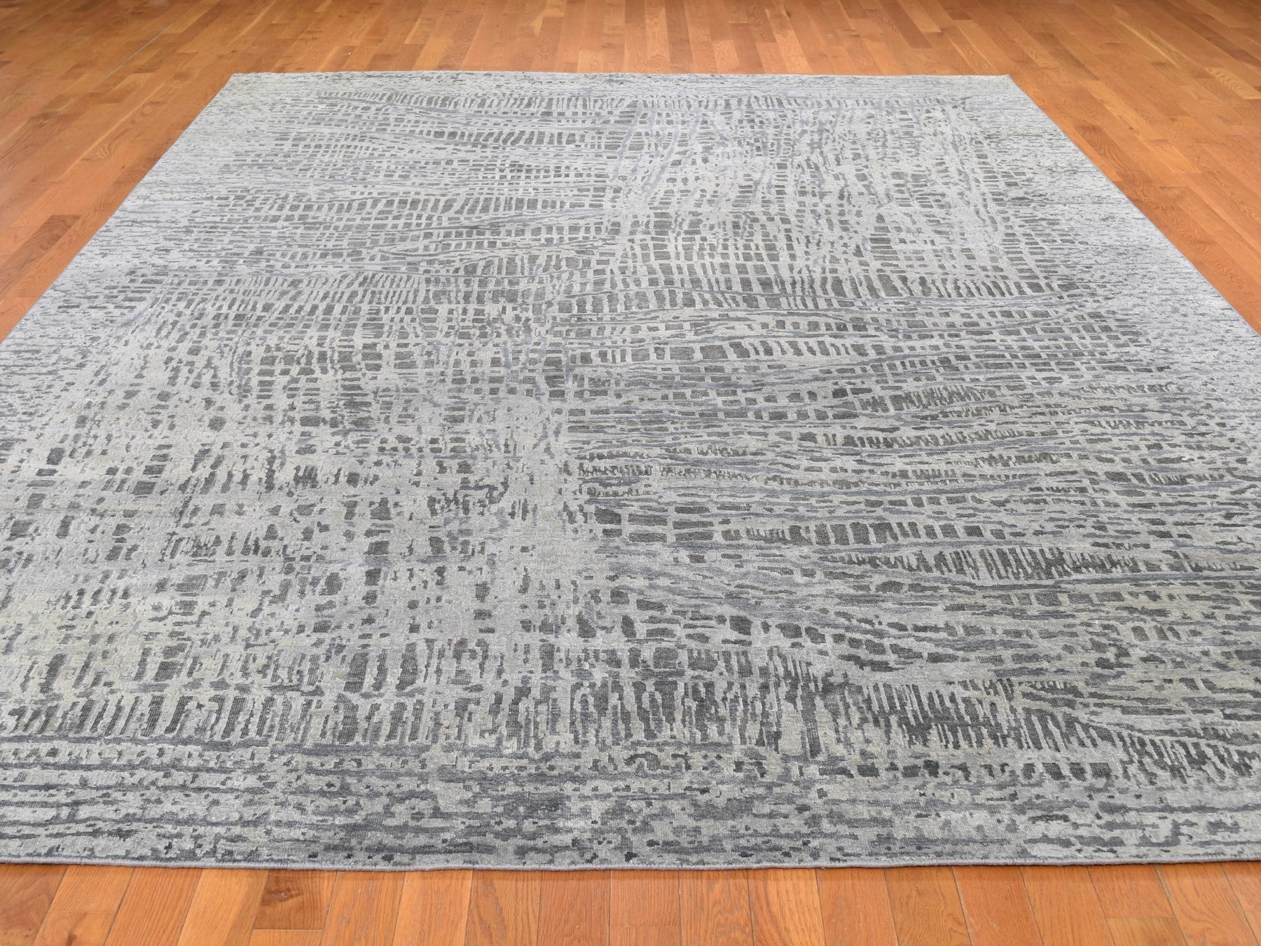 Transitional hand-knotted wool/silk rug in Gray & Not Borde, 9' x 12'1" — SKU O059369 (view 2)