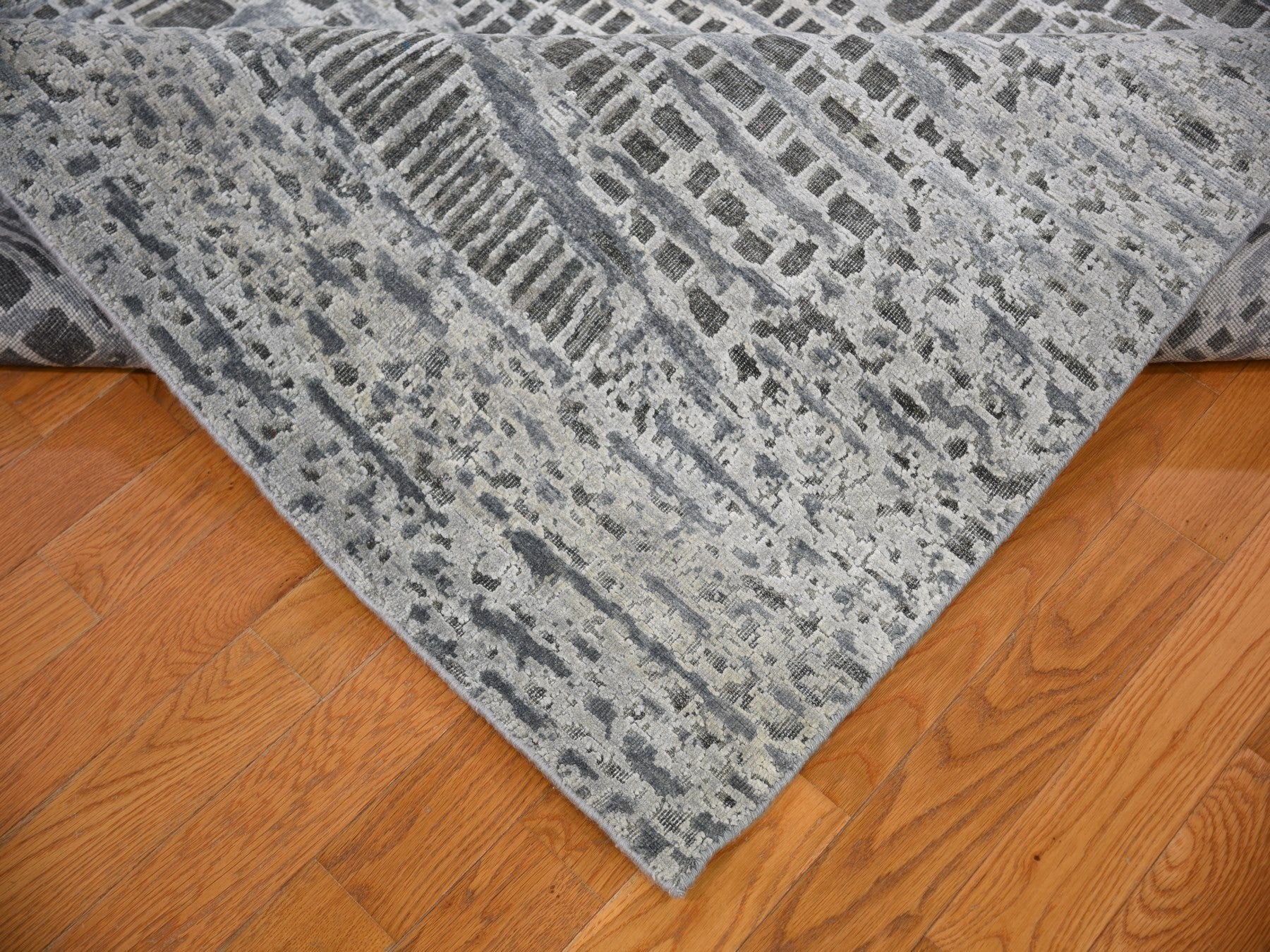 Transitional hand-knotted wool/silk rug in Gray & Not Borde, 9' x 12'1" — SKU O059369 (view 6)
