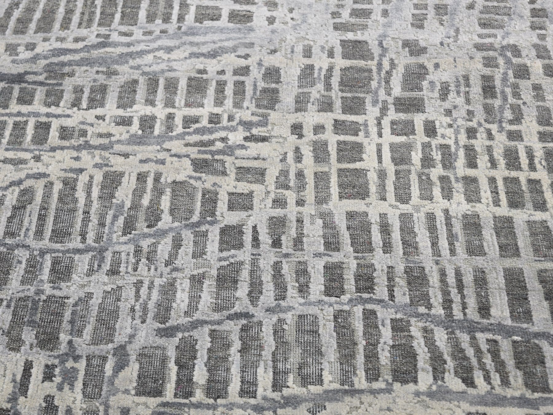 Transitional hand-knotted wool/silk rug in Gray & Not Borde, 9' x 12'1" — SKU O059369 (view 8)