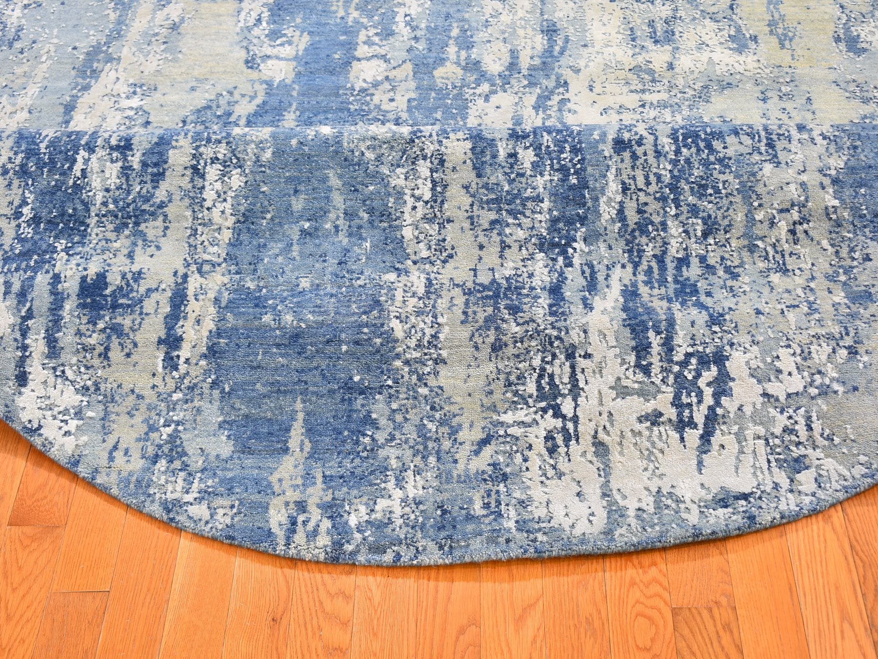 Modern / Contemporary hand-knotted wool rug in Blue, 8'1" x 10'1" — SKU O059521 (view 6)