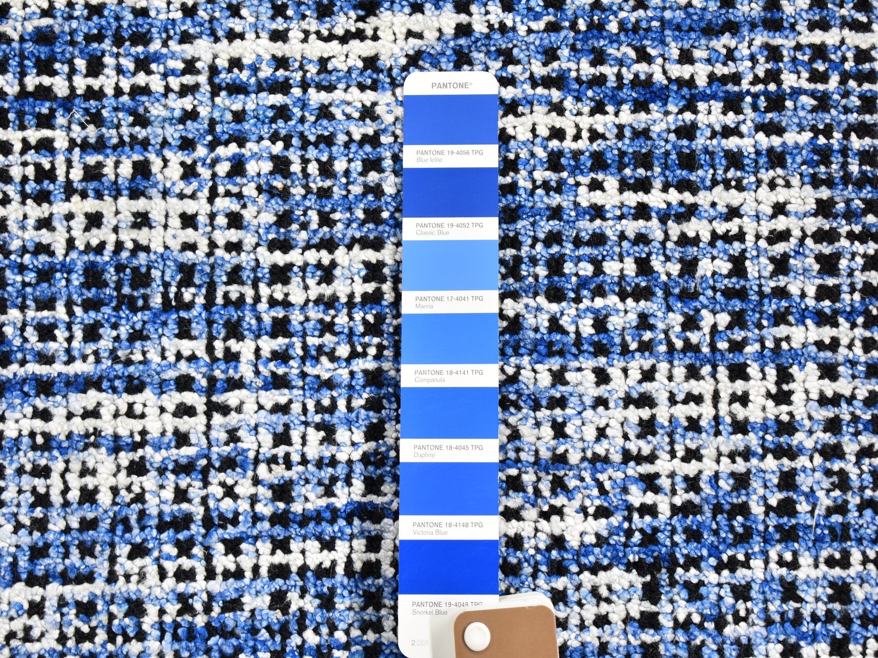 Modern / Contemporary hand-knotted wool rug in Blue, 8'2" x 10' — SKU O059534 (view 7)