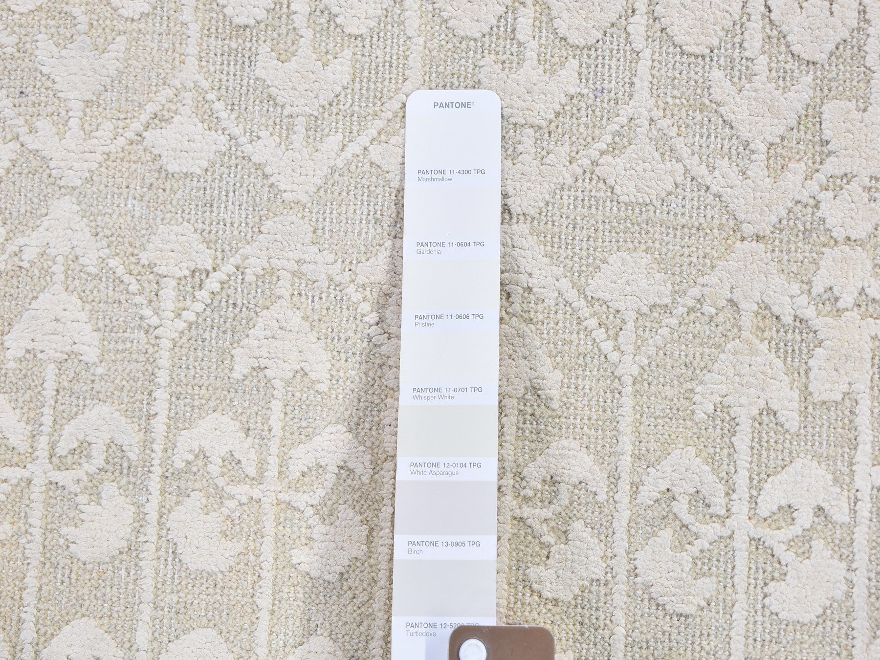 Modern / Contemporary hand-knotted wool/silk rug in Ivory, 2' x 3' — SKU O059538 (view 2)