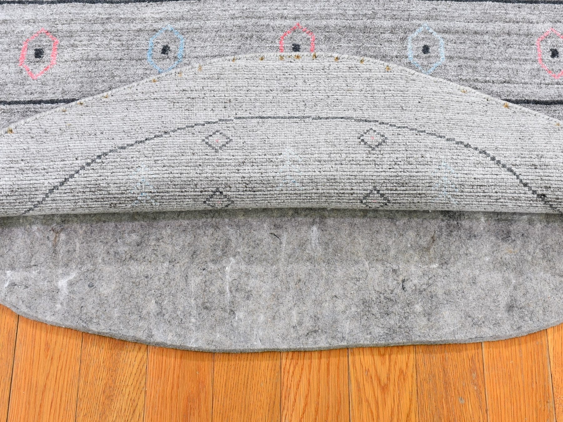 Gabbeh Modern / Contemporary hand-knotted wool/silk rug in Gray, 4'1" x 4'1" — SKU O059966 (view 3)