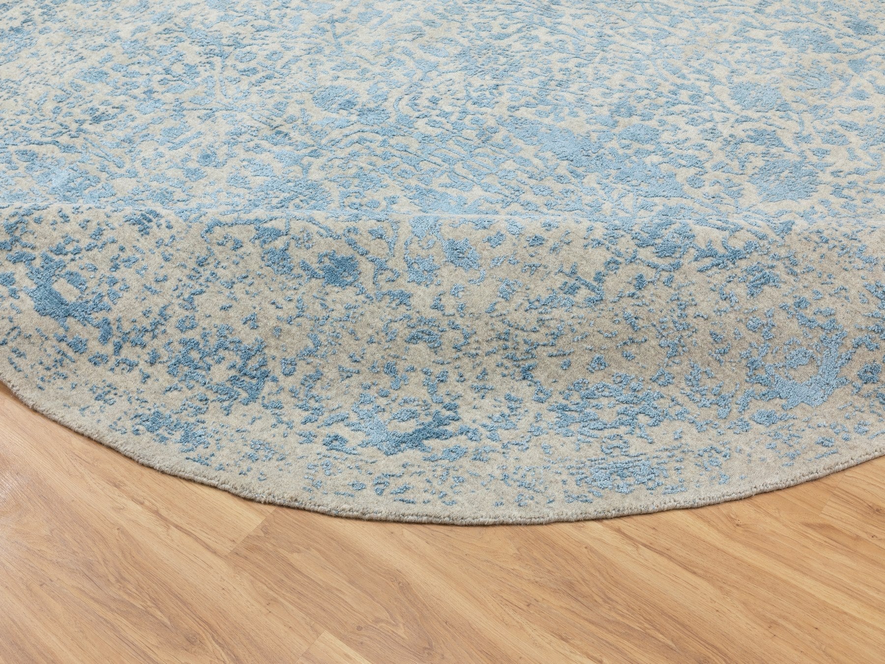 Transitional hand-knotted wool/silk rug in Blue, 9'10" x 9'10" — SKU O062066 (view 7)