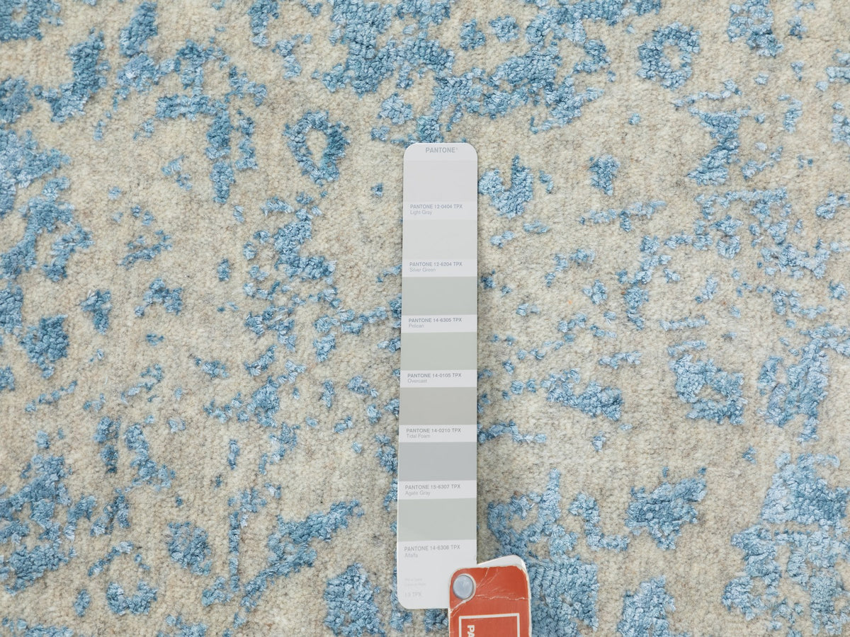 Transitional hand-knotted wool/silk rug in Blue, 9'10" x 9'10" — SKU O062066 (view 8)