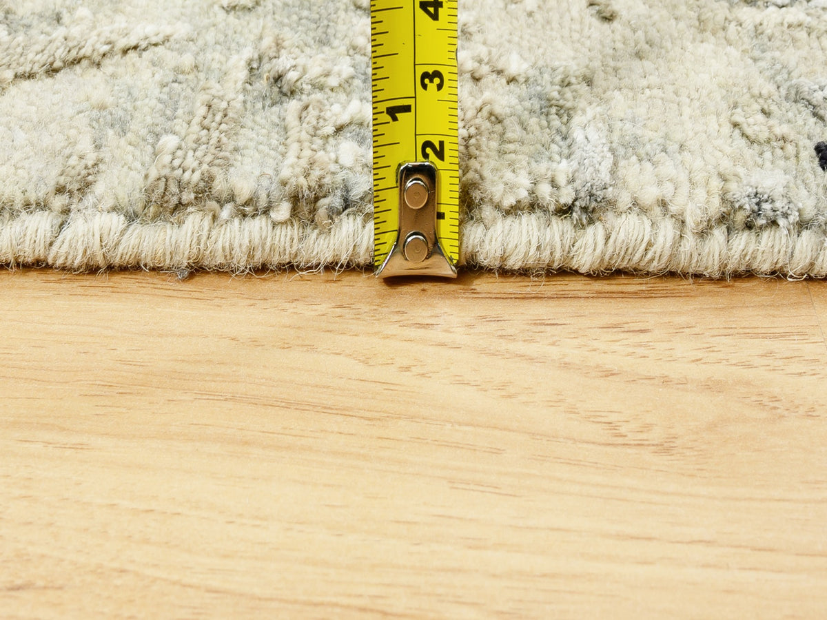 Modern / Contemporary hand-knotted wool/silk rug in Beige, 3' x 5' — SKU O062167 (view 7)