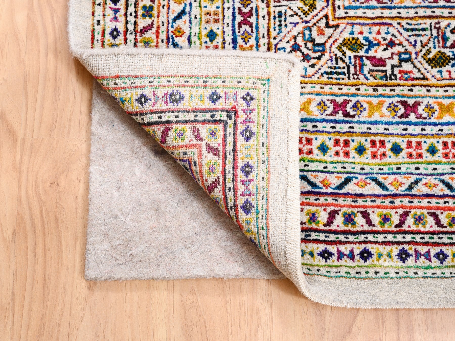 Sarouk Modern / Contemporary hand-knotted wool/sari silk rug in Beige & Ivory, 8'10" x 12' — SKU O062307 (view 4)