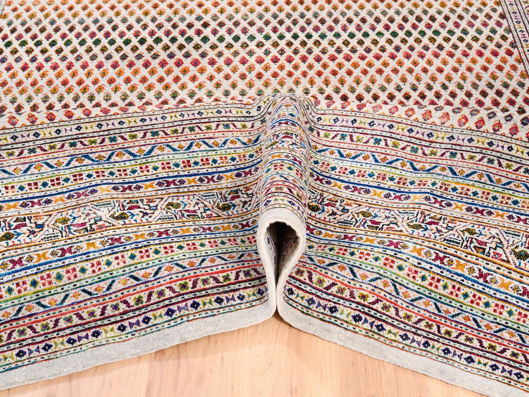 Sarouk Modern / Contemporary hand-knotted wool/sari silk rug in Beige & Ivory, 8'10" x 12' — SKU O062307 (view 5)